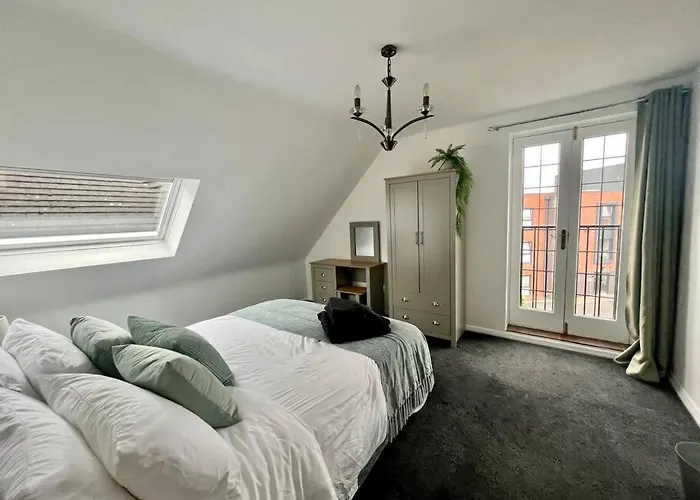 Bs - Luxury 2 Bed Apartment With Garage In Town Centre
