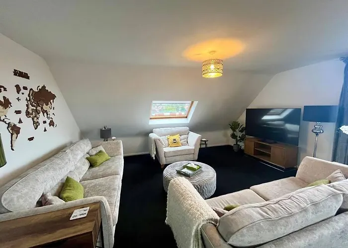 Bs - Luxury 2 Bed Apartment With Garage In Town Centre