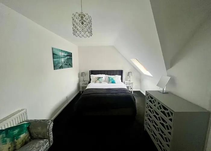 Bs - Luxury 2 Bed Apartment With Garage In Town Centre